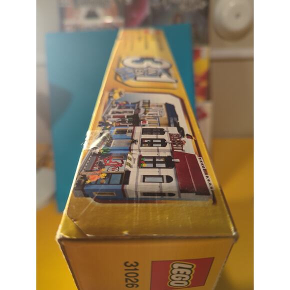 LEGO CREATOR: Bike Shop & Cafe (31026) - Picture 9 of 10